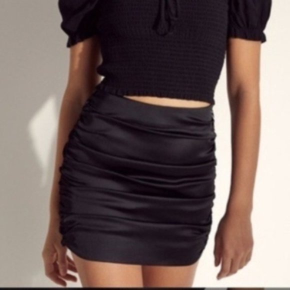 NWT Wilfred Aritzia Zadie Black Satun Ruched Skirt - Picture 1 of 9